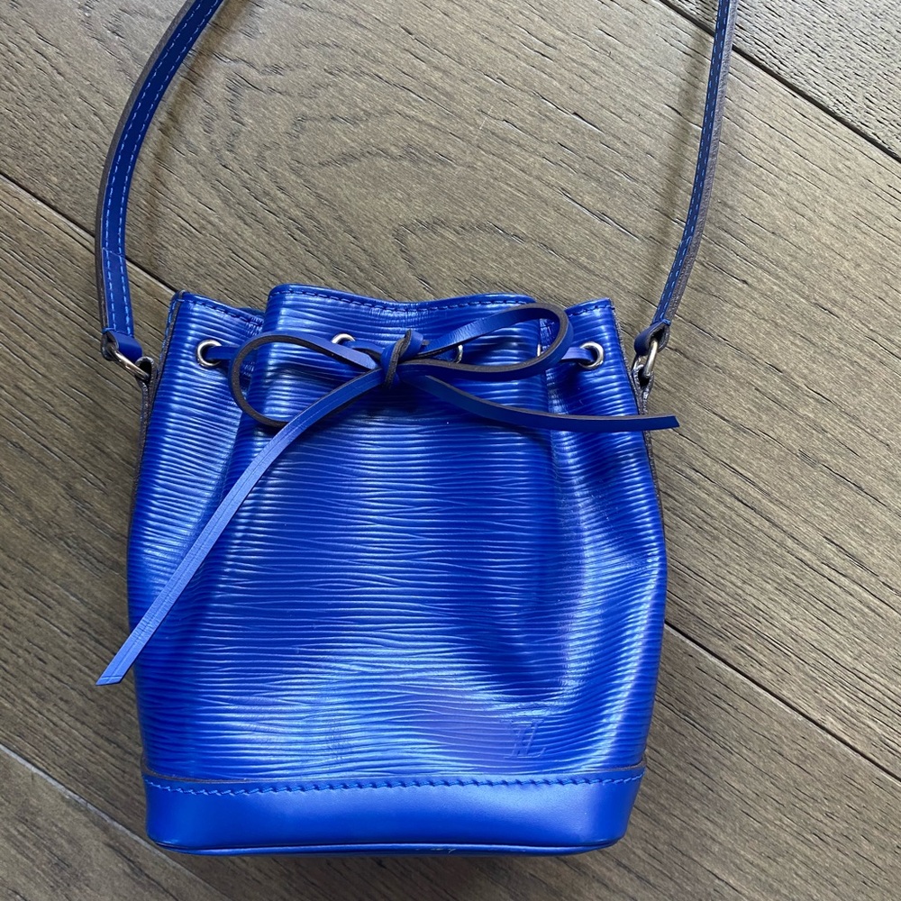 Louis Vuitton Purse !!